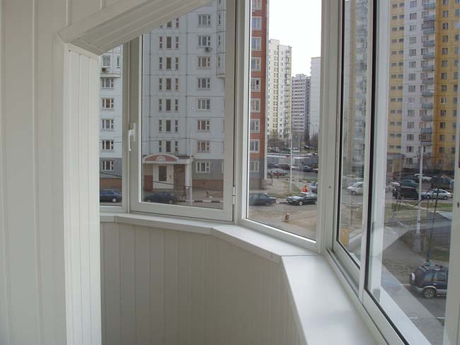 Закругленное радиусное остекление полукруглого балкона и лоджии Рошаль