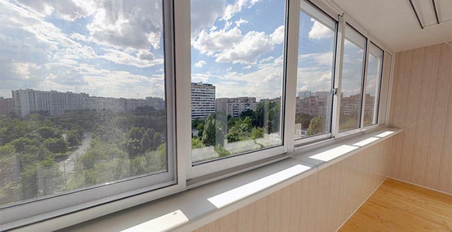 Чем застеклить балкон: ПВХ или алюминием Рошаль