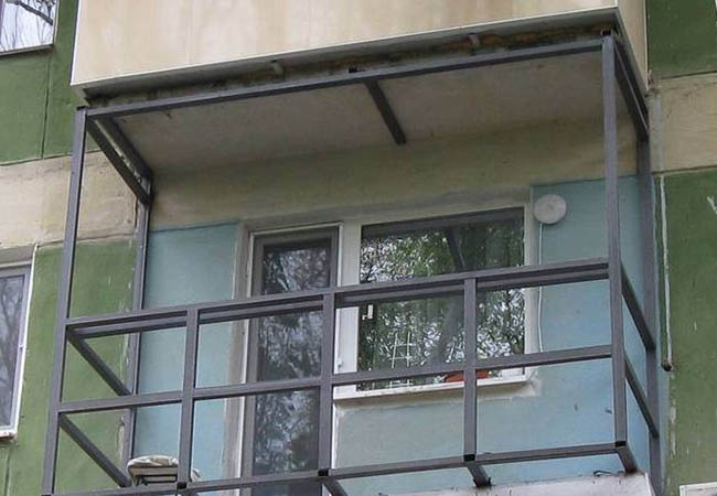 Альтернативное остекление балкона оргстеклом вместо стекла Рошаль